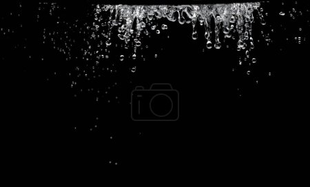 Téléchargez les photos : Forme forme gouttelettes d'eau éclaboussures dans chute attaque d'eau flottant dans l'air. Eau éclaboussante pour les éléments de ressources graphiques texture, fond noir isolé foyer sélectif flou - en image libre de droit