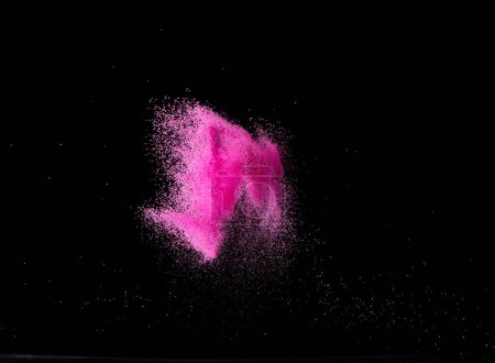 Foto de Explosión voladora de arena rosa, onda de grano de punto de partícula explota. Nube abstracta vuela. Choky salpicadura de arena de color rosa lanzando en el aire. Fondo negro Aislado - Imagen libre de derechos