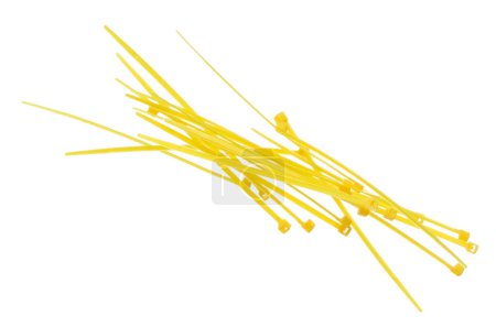 Téléchargez les photos : Attache de câble en plastique jaune pour tenir le câble ensemble ou enrouler autour des choses pour électricien, entretien, réparateur. Fermer Câble plastique cravate petite taille, fond blanc isolé - en image libre de droit
