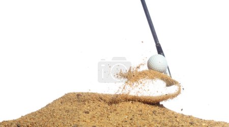 Golfball explodiert aus Sandbunker. Golfer schlug Ball mit Schläger auf Sand Explosion auf Grün. Golfschläger schlug Ball in Sandbunker Explosion. Weißer Hintergrund isolierte Freeze-Bewegung