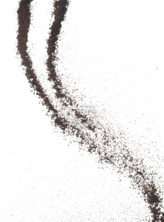 Téléchargez les photos : Explosion de mouche de poudre de café, flotteur broyé de café versant, vague comme odeur de fumée. Café poudre moulue éclaboussure jetant en plein air. Fond blanc Obturateur haute vitesse isolé, mouvement de gel - en image libre de droit