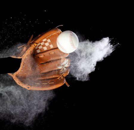 Foto de Guante de cuero guante recibir bola de béisbol golpeado y polvo suelo explota en el aire. Bola de béisbol lanzar y golpear al centro del guante del guante. Fondo negro acción de congelación aislada - Imagen libre de derechos