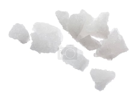 Foto de Rock Sugar explosión voladora, cristal blanco Rock Sugar nube abstracta flotando. Big Rock Sugar salpicadura lanzando en el aire. fondo blanco aislado movimiento de congelación de alta velocidad - Imagen libre de derechos