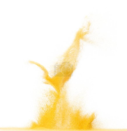 Téléchargez les photos : Explosion volante de sable jaune de petite taille, onde de grain de sable de fromage d'or exploser. Vol nuageux abstrait. Jaune éclaboussures de sable de couleur jetant dans l'air. Fond blanc Obturateur haute vitesse isolé, jetant - en image libre de droit
