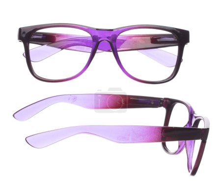 Foto de Las gafas de moda púrpura vuelan en el aire mostrando muchos ángulos girados. Las gafas de tendencia de moda para un trabajo seguro y un uso hermoso son buenas para la forma de la cabeza. Fondo blanco aislado - Imagen libre de derechos