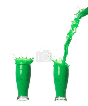 Téléchargez les photos : Matcha vert thé au lait verser tomber, explosion dans l'air. Matcha vert lait thé éclaboussure en forme de bol en verre comme couleur de peinture. Fond blanc Isolé série deux d'images - en image libre de droit