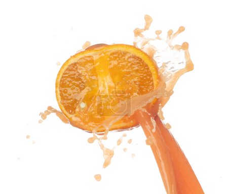 Foto de Zumo de naranja vertiendo en forma de línea. Jugoso naranja golpeó fruta completa revoloteando explosión en el aire, salpicadura de agua líquida derrame como gotita de explosión. Fondo blanco Serie aislada dos de imágenes - Imagen libre de derechos