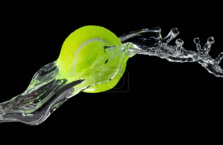 Téléchargez les photos : Balle de tennis a frappé l'eau et éclabousser dans l'air. Boule de tennis verte voler sous la pluie et éclabousser spin éclaboussure dans l'eau gouttelette. Fond noir Isolé série deux d'images - en image libre de droit