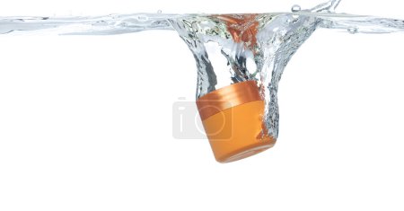 Téléchargez les photos : Orange conteneur cosmétique tomber dans l'eau claire avec bulle d'air. Conteneur de traitement cosmétique goutte à goutte à l'eau claire de fraîcheur. Blanc fond isolé élément de congélation - en image libre de droit