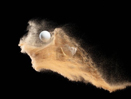 Téléchargez les photos : T-shirt balle de golf exploser de bunker de sable. Golfeur frappé balle avec club à l'explosion de sable au vert. Club de golf a frappé balle tee dans l'explosion de bunker de sable. Fond noir isolé mouvement de gel - en image libre de droit