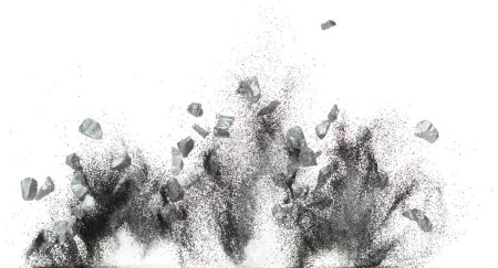 Foto de Nugget de mineral de plata caída de la minería flotar en el aire. Muchas piezas de mineral de pepita de plata explosión con arena grava brillo en la industria minera de plata. Fondo blanco Movimiento de parada de congelación de lanzamiento aislado - Imagen libre de derechos