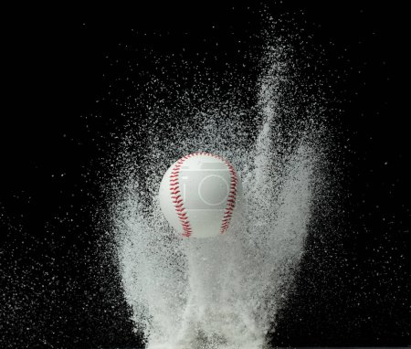 Foto de Práctica de entrenamiento de béisbol en medio de la noche de nieve. Bola de béisbol de entrenamiento deportivo cayendo por la nieve, grandes nevadas pesadas de pequeño tamaño. Congelar disparo sobre fondo negro superposición aislada. - Imagen libre de derechos