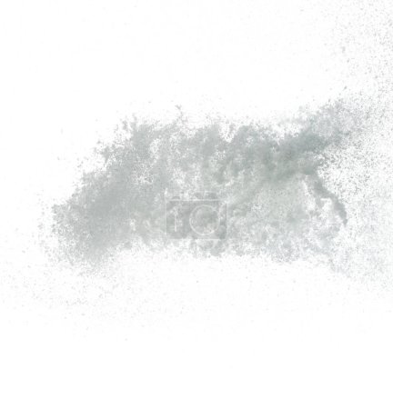 Foto de Imagen de la foto de la caída de la nieve, grandes nevadas de gran tamaño. Disparo de congelación sobre fondo blanco superposición aislada. Copos de nieve blancos esponjosos salpican la nube en el aire. Lanzamiento de nieve real - Imagen libre de derechos