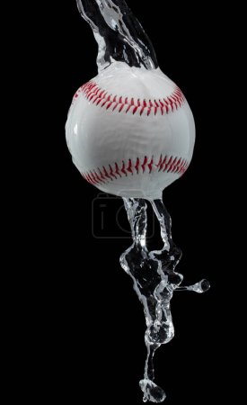 Foto de La pelota de béisbol golpeó el agua y salpicó en el aire. Bola de béisbol volar en la lluvia y salpicaduras en el agua gotita. Fondo negro acción de congelación aislada - Imagen libre de derechos