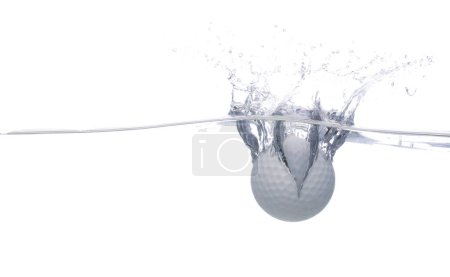Téléchargez les photos : Golf Ball tombe dans l'eau et crée des bulles d'air à la surface. Golf Ball chute frappé smash pour nettoyer l'eau et profonde à bulle. fond blanc isolé mouvement de gel - en image libre de droit