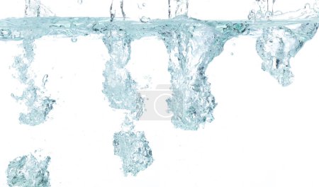 Téléchargez les photos : De l'eau potable coulant dans du verre transparent. Bulles à l'intérieur de verser de l'eau claire tombant. Buvant bulle d'air de chasse d'eau de soude. Blanc fond isolé élément de congélation - en image libre de droit