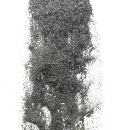 Téléchargez les photos : Les graines de riz à écorce noire volent dans l'air. Brûler le paddy écaillé noir tombant éparpillé, l'explosion flotte en forme de groupe de ligne de forme. Fond blanc isolé gel mouvement obturateur à grande vitesse - en image libre de droit