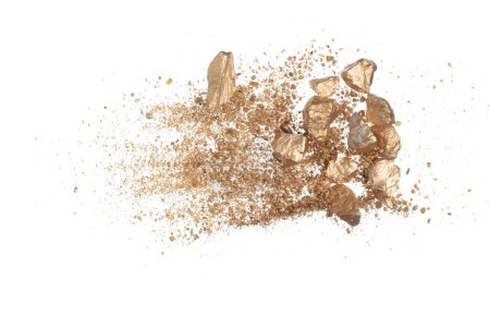 Téléchargez les photos : Le sable de mélange de pépites d'or explose de l'exploitation minière. Golden Nugget explosion de poudre de grain de minerai avec du gravier de grès dans l'industrie minière de l'or. Fond blanc Isolé lancer gel stop motion - en image libre de droit