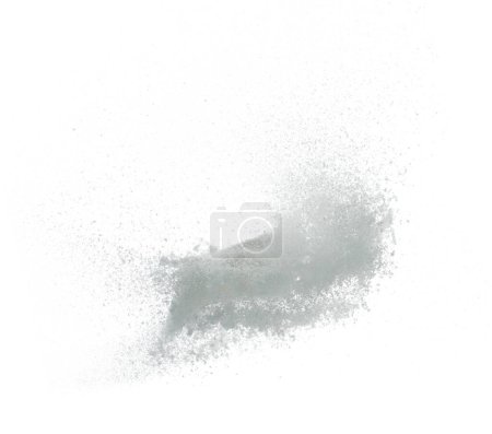 Foto de Imagen de la foto de la caída de la nieve, grandes nevadas de gran tamaño. Disparo de congelación sobre fondo blanco superposición aislada. Copos de nieve blancos esponjosos salpican la nube en el aire. Lanzamiento de nieve real - Imagen libre de derechos