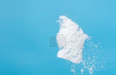 Foto de Imagen de la foto de lanzar bola de nieve, grandes y pesadas nieves de pequeño tamaño. Disparo de congelación en el cielo azul fondo de invierno superposición aislada. Copos de nieve blancos esponjosos salpican la nube en el aire. Lanzamiento de nieve real - Imagen libre de derechos