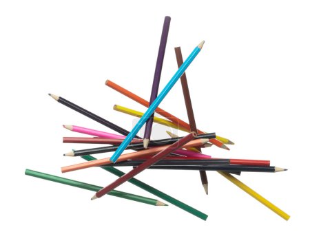 Téléchargez les photos : Crayon en différentes couleurs voler flottant dans les airs. Beaucoup de nouveaux crayons de couleur longs de groupe tombent comme l'école d'éducation stationnaire. Crayon abstrait exploser unbox. Fond blanc isolé obturateur à grande vitesse - en image libre de droit