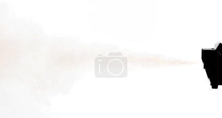 Téléchargez les photos : Bouffées denses de fumée blanche et de brouillard sur fond blanc, Nuages de fumée abstraits, Tous les mouvements brouillés, machine à fumée, pollution atmosphérique PM 2,5 poussière en ville - en image libre de droit