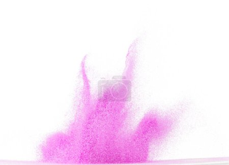 Foto de Explosión voladora de arena púrpura de pequeño tamaño, onda de grano de arenas violetas explotan. Nube abstracta vuela. arena de color púrpura salpicadura lanzando en el aire. Fondo blanco Obturador aislado de alta velocidad, congelación de lanzamiento - Imagen libre de derechos