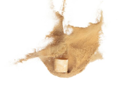 Foto de Recipiente cosmético mosca botella blanca salpicaduras en el aire. Explosión de la botella de crema de loción hidratante volando con polvo de arena bajo sol seco. Fondo blanco aislado de alta velocidad obturador congelar - Imagen libre de derechos