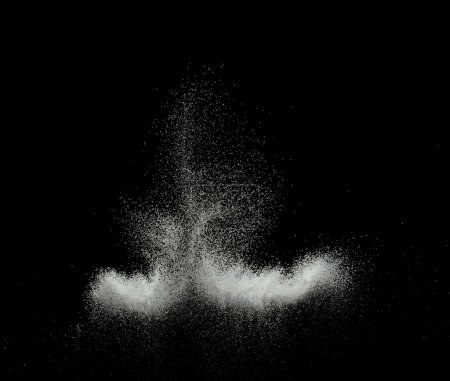 Foto de Explosión voladora de arena blanca, explosión de onda de grano de punto de partícula. Nube abstracta vuela. Salpicadura de arena de color blanco lanzando en el aire. Fondo negro Aislado - Imagen libre de derechos
