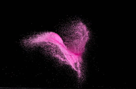 Téléchargez les photos : Explosion volante de sable rose, onde de grain de particule point exploser. Vol nuageux abstrait. Choky rose éclaboussure de sable de couleur jetant dans l'air. Fond noir Isolé - en image libre de droit