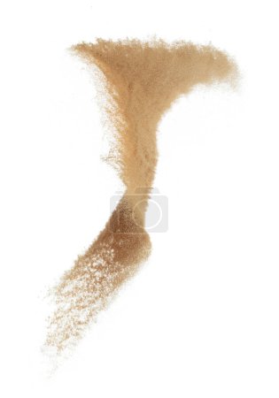 Foto de Explosión voladora de arena, explosión de onda de grano dorado. Nube abstracta vuela. Salpicadura de arena de color amarillo lanzando al aire. Fondo blanco Obturador de alta velocidad aislado, lanzando movimiento de parada de congelación - Imagen libre de derechos
