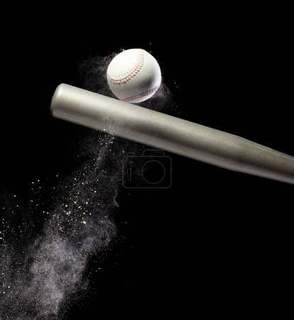 Téléchargez les photos : Joueur de baseball frappé balle avec batte d'argent et sol de sable explosent dans l'air. Les joueurs de baseball en action dynamique frappent la queue de fumée de balle. fond noir isolé gel action - en image libre de droit