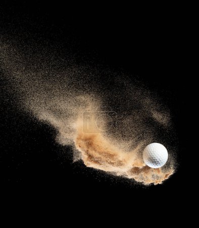 Golfball explodiert aus Sandbunker. Golfer schlug Ball Sand Explosion in der Luft. Golfschläger schlug Ball Tee in Sandbunker Explosion. Schwarzer Hintergrund isolierte Freeze-Bewegung