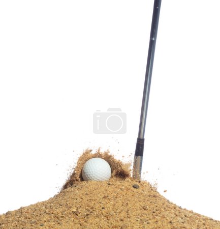 Foto de La pelota de golf explota desde el búnker de arena. Golfista golpeó la pelota con el palo de arena explosión a verde. Club de golf golpeó la pelota en la explosión del búnker de arena. Fondo blanco aislado movimiento de congelación - Imagen libre de derechos