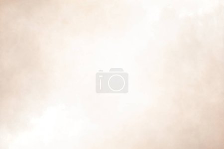 Foto de Densa esponja esponjosa de humo blanco y niebla sobre fondo blanco, nubes de humo abstracto, todo movimiento borroso, intención fuera de foco, contaminación del aire pm 2.5 polvo en la ciudad - Imagen libre de derechos