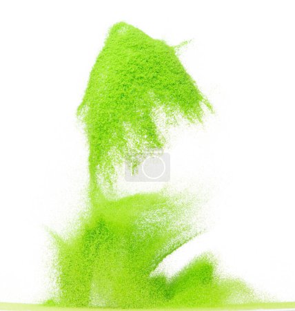 Téléchargez les photos : Petite explosion volante de sable vert de taille, onde de grain de sable de légumes explosent. Vol nuageux abstrait. Verte éclaboussure de sable de couleur jetant dans l'air. Fond blanc Obturateur isolé à grande vitesse, gel de lancement - en image libre de droit