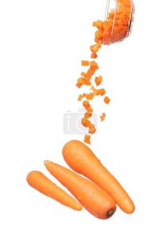 Foto de Tres zanahorias frescas vuelan en el aire. El color naranja betacaroteno en la zanahoria es buena salud. Superficie cruda natural de zanahoria con raíz. Fondo blanco aislado, obturador de alta velocidad - Imagen libre de derechos
