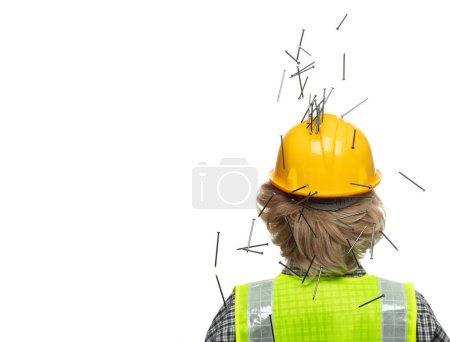 Téléchargez les photos : Vue arrière construction caucasienne travailleur industriel porter casque jaune sécurité vaste. Clous de marteau boulons boulons alimentation matérielle tomber dans la tête de l'ingénieur comme accident. Fond blanc isolé - en image libre de droit
