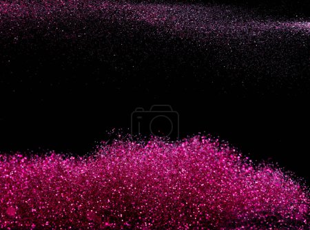 Foto de Explosión brillo rosa metálico brillo. Choky Glitter chispa en polvo parpadear celebrar, difuminación de papel de aluminio explotan en el aire, volar lanzar partículas de purpurina rosa. Fondo negro aislado, enfoque selectivo Blur bokeh - Imagen libre de derechos