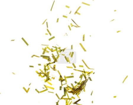 Téléchargez les photos : Golden Confetti Foil tomber éclaboussures dans l'air. Gold Confetti Explosion de papier volant, vol de nuage abstrait. Beaucoup de paillettes de parti dispersent dans beaucoup de groupe. fond blanc isolé haute vitesse obturateur gel - en image libre de droit