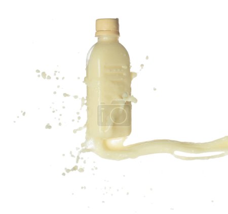 Téléchargez les photos : Tofu Soja lait de soja verser tomber dans le récipient de la bouteille. Lait de soja ou crème cosmétique hydratant éclabousser comme couleur de peinture. fond blanc isolé haute vitesse obturateur gel mouvement - en image libre de droit