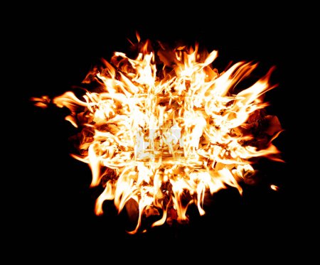 Téléchargez les photos : Flammes de feu Flamme brûlante sur fond noir isolé. Mise à feu flamboyante sur papier texture abstraite. Brûler le feu sur du papier jusqu'aux cendres et créer une flamme. Photo réelle flou haute résolution hors foyer - en image libre de droit