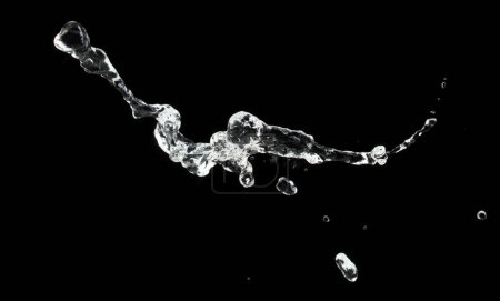 Foto de Forma forma de tiro de agua salpica en el agua de la línea en el aire y detener el movimiento de disparo de congelación. Forma Agua para elementos de recursos gráficos de textura clara, fondo negro aislado - Imagen libre de derechos