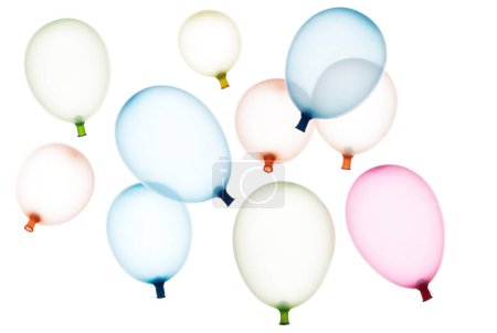 Téléchargez les photos : Les ballons gonflés colorés en caoutchouc volent dans l'air. De nombreux ballons gonflés colorés en rouge, bleu, jaune jettent scatter. Jouet pour enfant à jouer dans la fête d'anniversaire et de célébrer, fond blanc isolé - en image libre de droit
