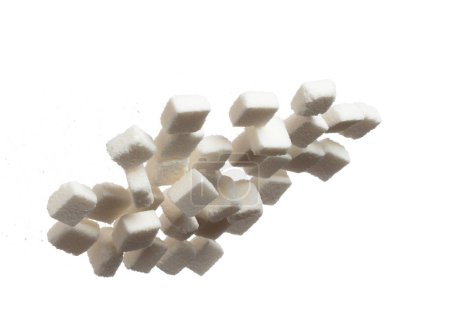 Téléchargez les photos : Pure Refined Sugar cube flying explosion, white crystal sugar abstract cloud fly. Pure refined sugar cubes splash stop in air, food object design. white background isolated high speed freeze motion - en image libre de droit