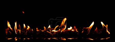 Foto de El elemento fuego quema papel y llama. Encendiendo llamas sobre la textura abstracta del papel. El fuego arde sujeto a cenizas y crea llama. Foto real de alta resolución borrosa fuera de foco - Imagen libre de derechos