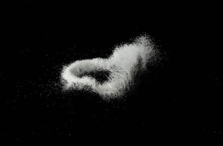 Foto de Explosión voladora de arena blanca, explosión de onda de grano de punto de partícula. Nube abstracta vuela. Salpicadura de arena de color blanco lanzando en el aire. Fondo negro Aislado, círculo 0 número - Imagen libre de derechos