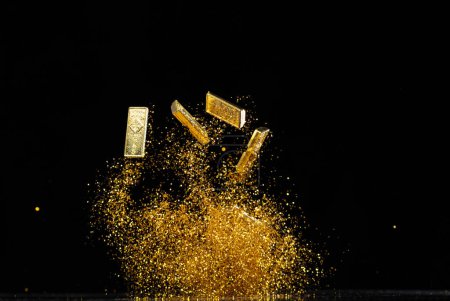 Foto de Gold Ingot Chinese Money token vuela con partículas de polvo en el aire. Año nuevo chino Yuanbao barra de oro flotando a la partícula de arena de oro. El lenguaje es una prosperidad rica. Fondo negro aislado - Imagen libre de derechos