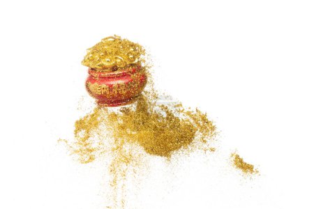 Foto de Gold Chinese Money Pot mosca con partículas de polvo en el aire. Año nuevo chino Yuanbao olla de oro flotando a partícula de arena de oro dinero. El lenguaje es una prosperidad rica. Fondo blanco aislado - Imagen libre de derechos