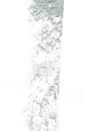 Foto de Explosión de brillo metálico plateado en el aire. Silver Glitter chispa de arena parpadear celebrar el año nuevo chino, volar lanzar partículas de brillo de plata. Fondo blanco aislado, enfoque selectivo Blur bokeh - Imagen libre de derechos